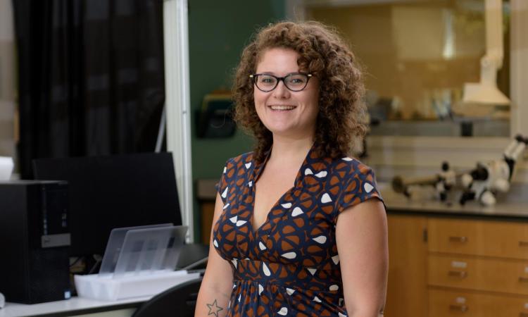 Eva Dyer headshot in her lab