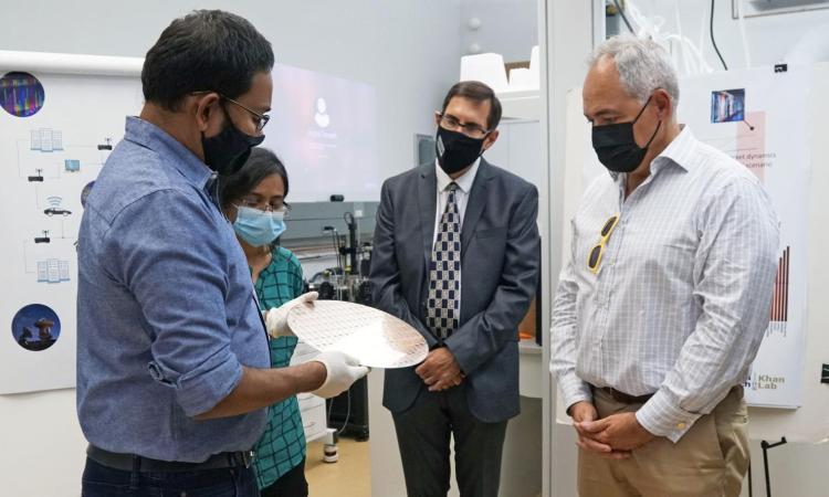 Asif Khan and Georgia Tech President Ángel Cabrera in the lab.