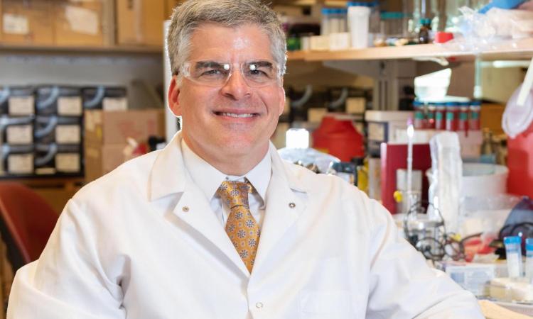 Andrés García in the lab