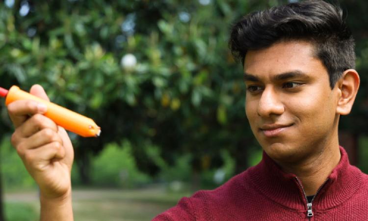 Gaurav Byagathvalli holds a prototype device that uses microneedles and tiny electric pulses to deliver nucleic acid therapies into cells.