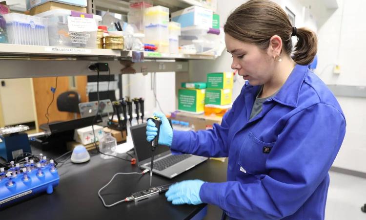 Ph.D. student Jordan McKaig demonstrates how NASA astronauts onboard the ISS will use the MinION sequencing device to identify bacteria genomes.
