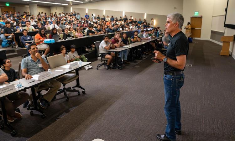 Apple engineer and Georgia Tech graduate Fernando Mujica addressing a packed classroom of electrical and computer engineering students.