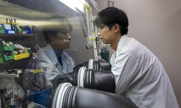 Sun Geun Yoon works in a glove box in a laboratory at Georgia Tech. (Photo: Christopher McKenney)