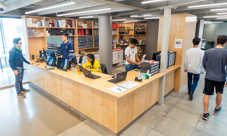 Students at the Help Desk of the Van Leer Interdisciplinary Design Commons (IDC)