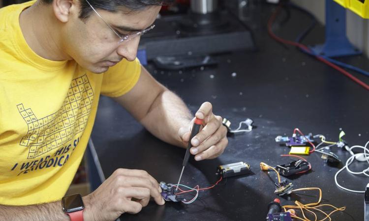 Saad Bhamla at work