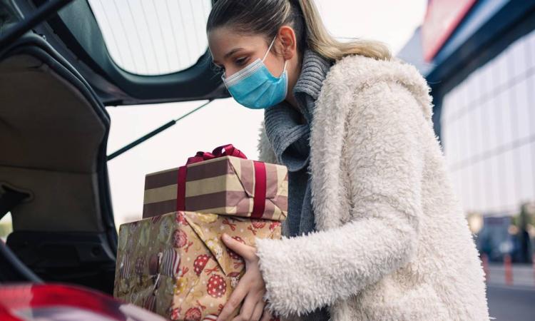 shopper with mask on (photo)