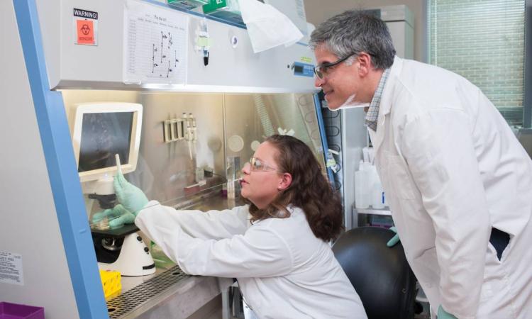 image of Andrés García in lab