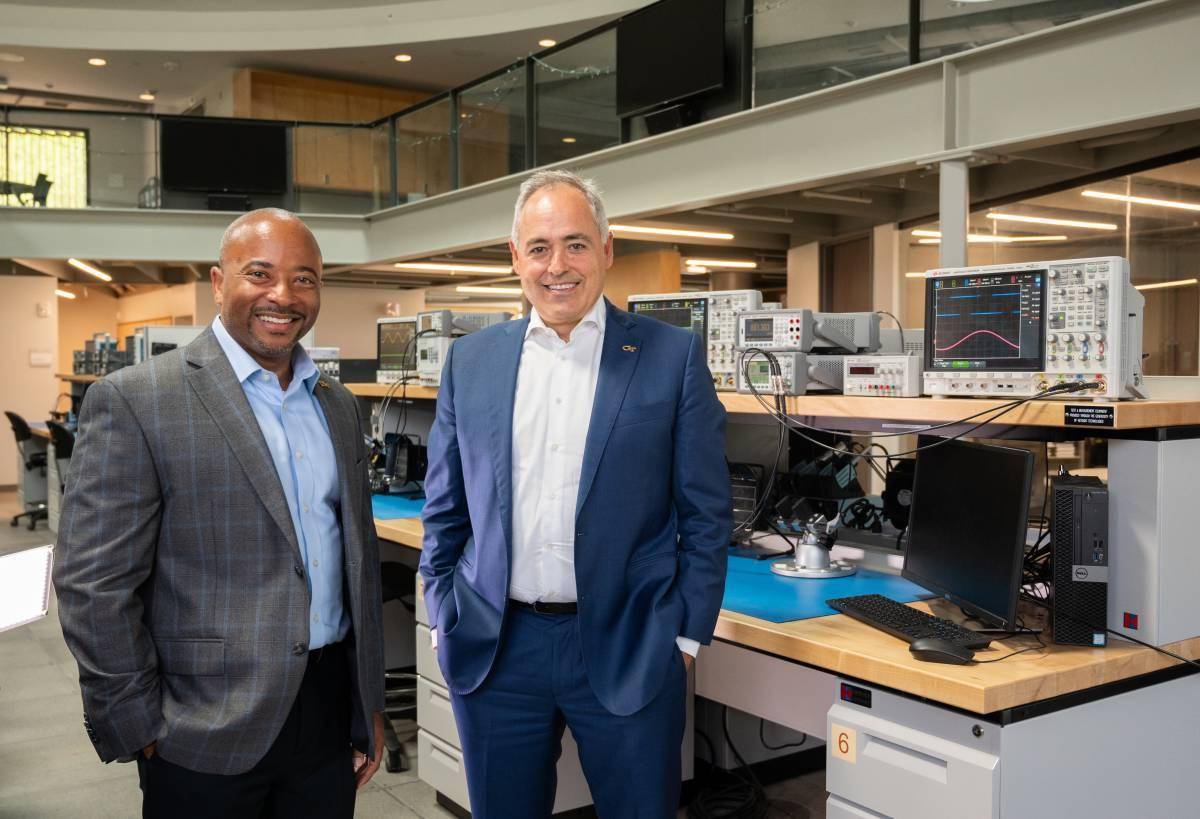 Dean Raheem Beyah and President Ángel Cabrera in the Interdisciplinary Design Commons