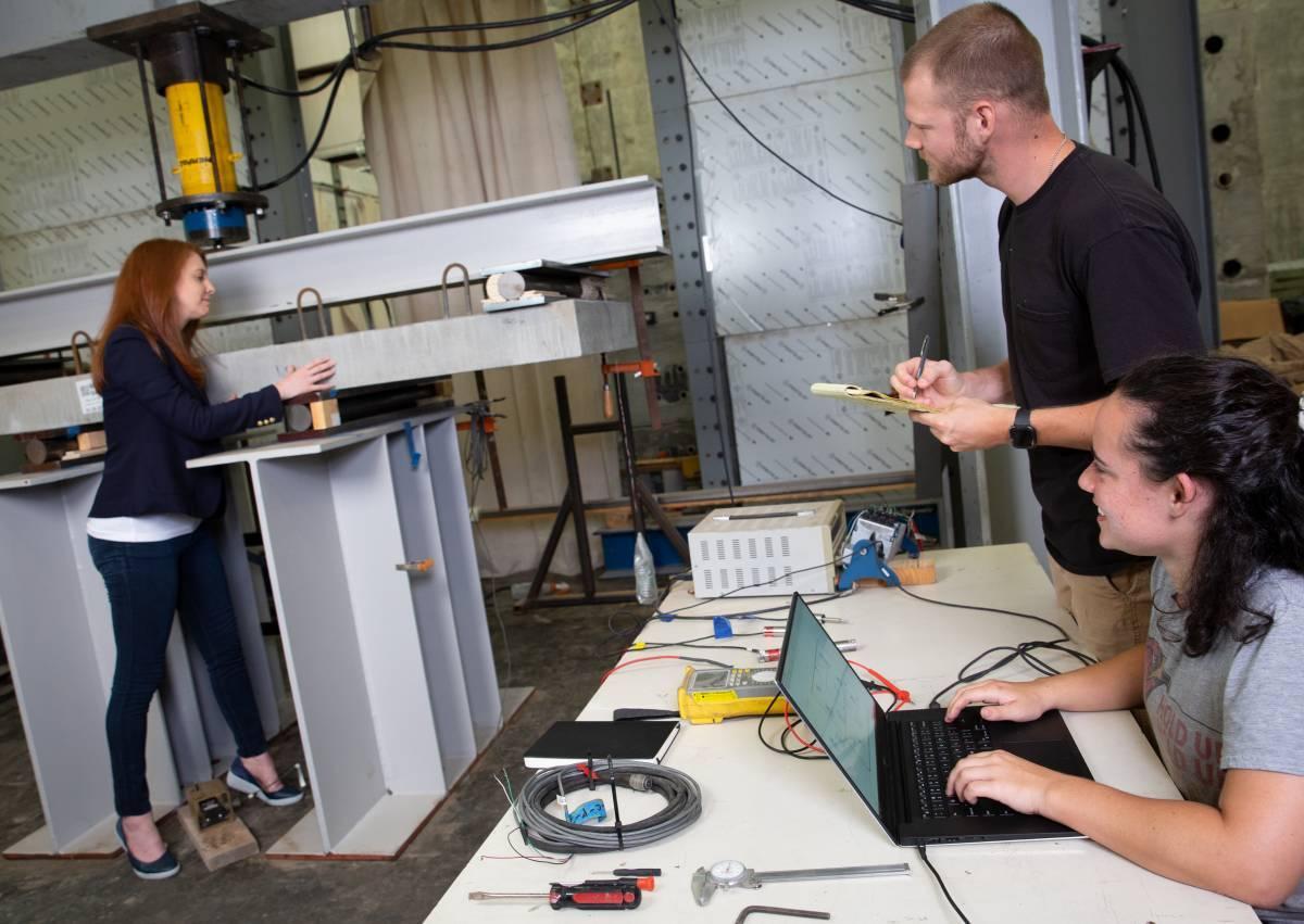 Lauren Stewart and her students in the Structural Engineering and Materials Laboratory