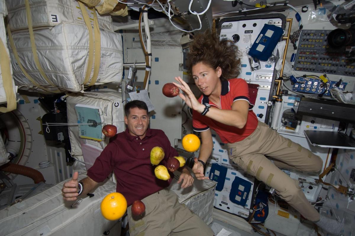 Shane Kimbrough and Sandy Magnus with fruit