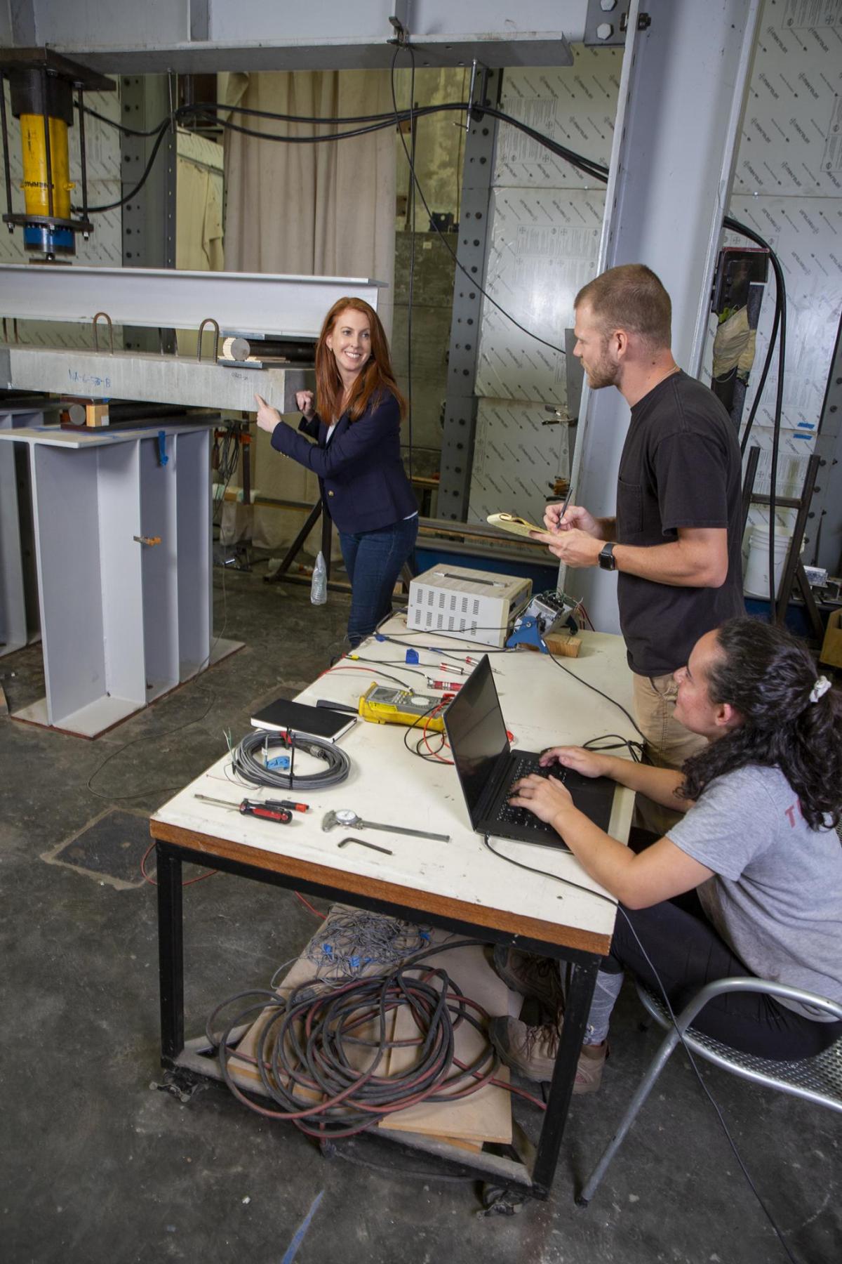 CEE Prof. Lauren Stewart in the lab with grad students