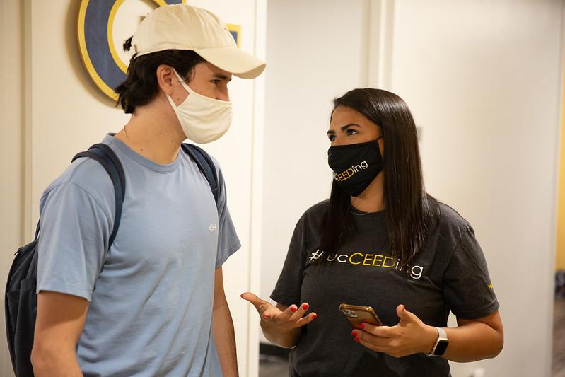 Valentina De La Fé meets with a student.