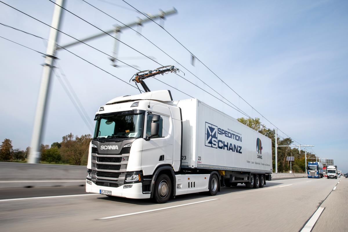 An electric truck using overhead contact lines on Germany's autobahn (photo courtesy: Siemens)