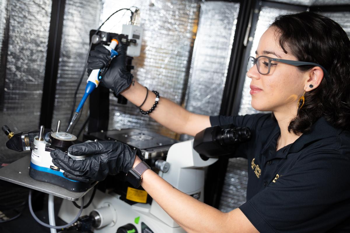 Carolina Colón works in the lab