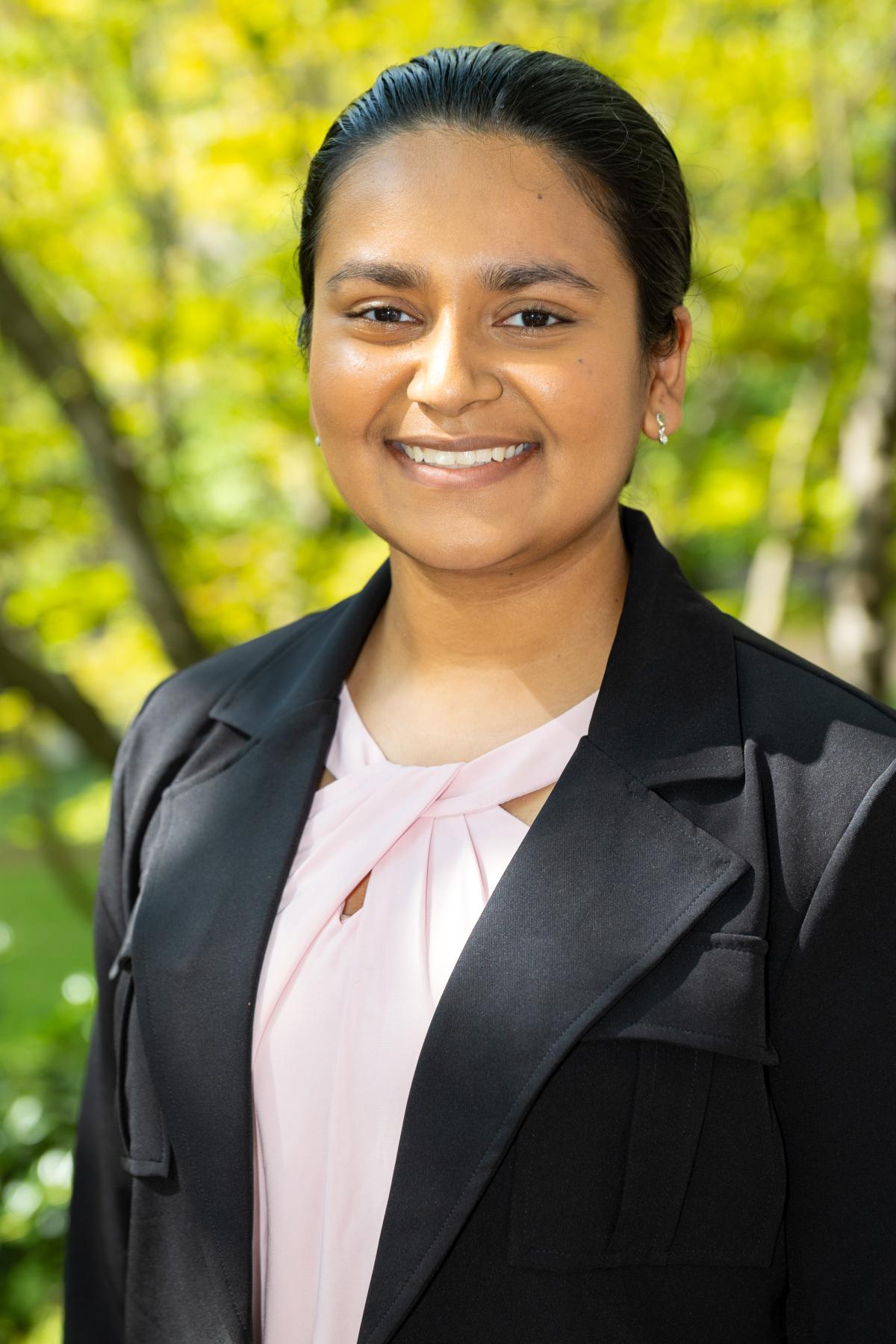 Savi Agarwal headshot