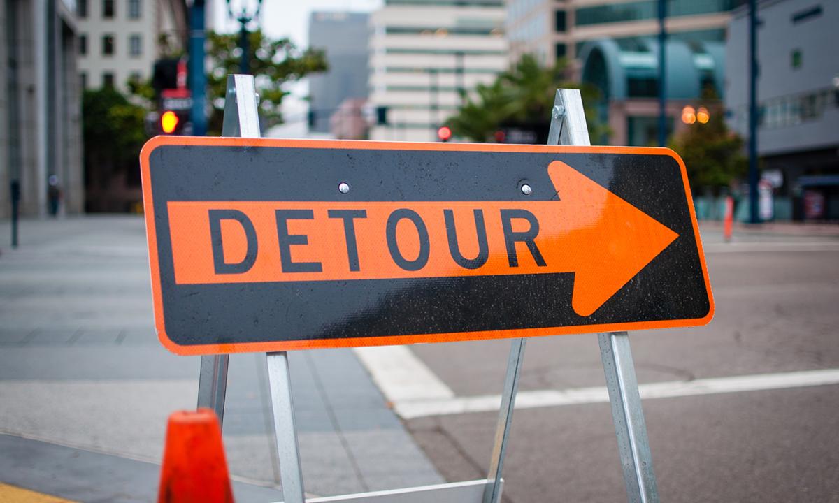 A detour sign on a street
