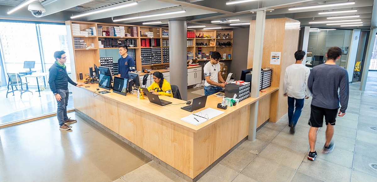 Students at the Help Desk of the Van Leer Interdisciplinary Design Commons (IDC)