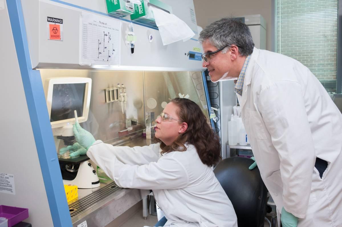 image of Andrés García in lab